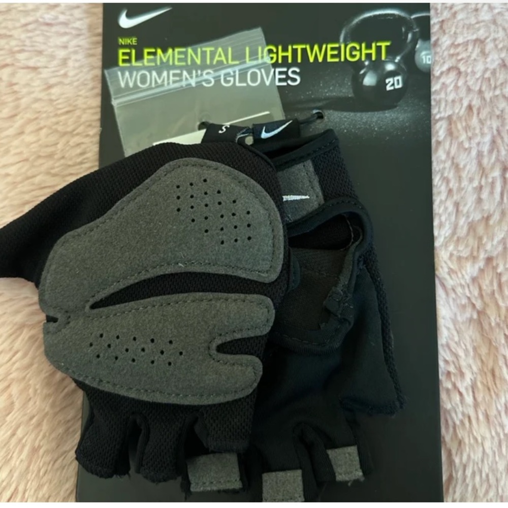 NWT Women’s Nike Lifting Gloves